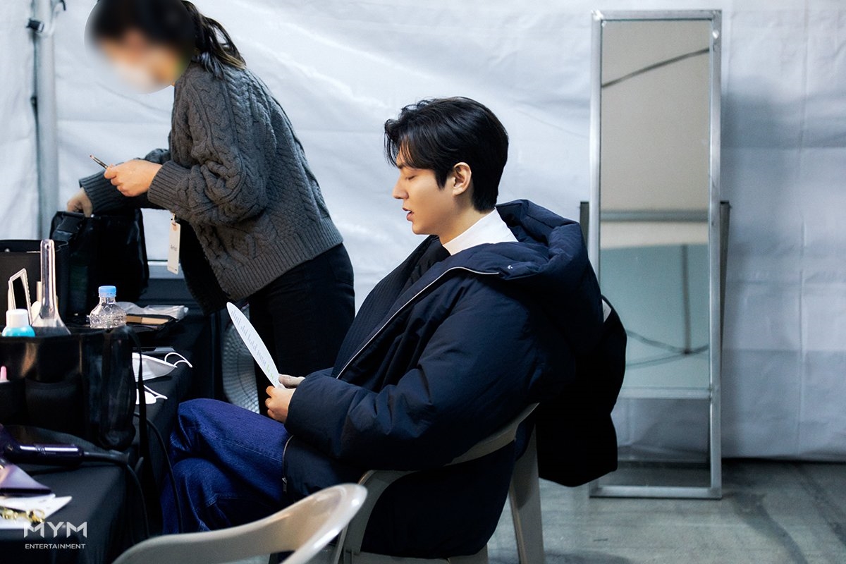 Lee Min Ho lấy lại phong độ hậu bị chê xuống sắc khi đi nhận giải phim