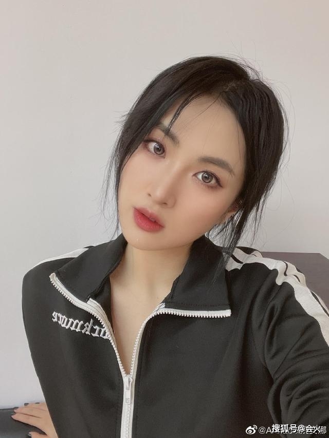 Con gái trùm công nghệ debut, Trịnh Sảng ngáp dài khi livestream