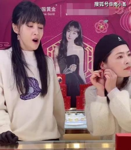 Con gái trùm công nghệ debut, Trịnh Sảng ngáp dài khi livestream