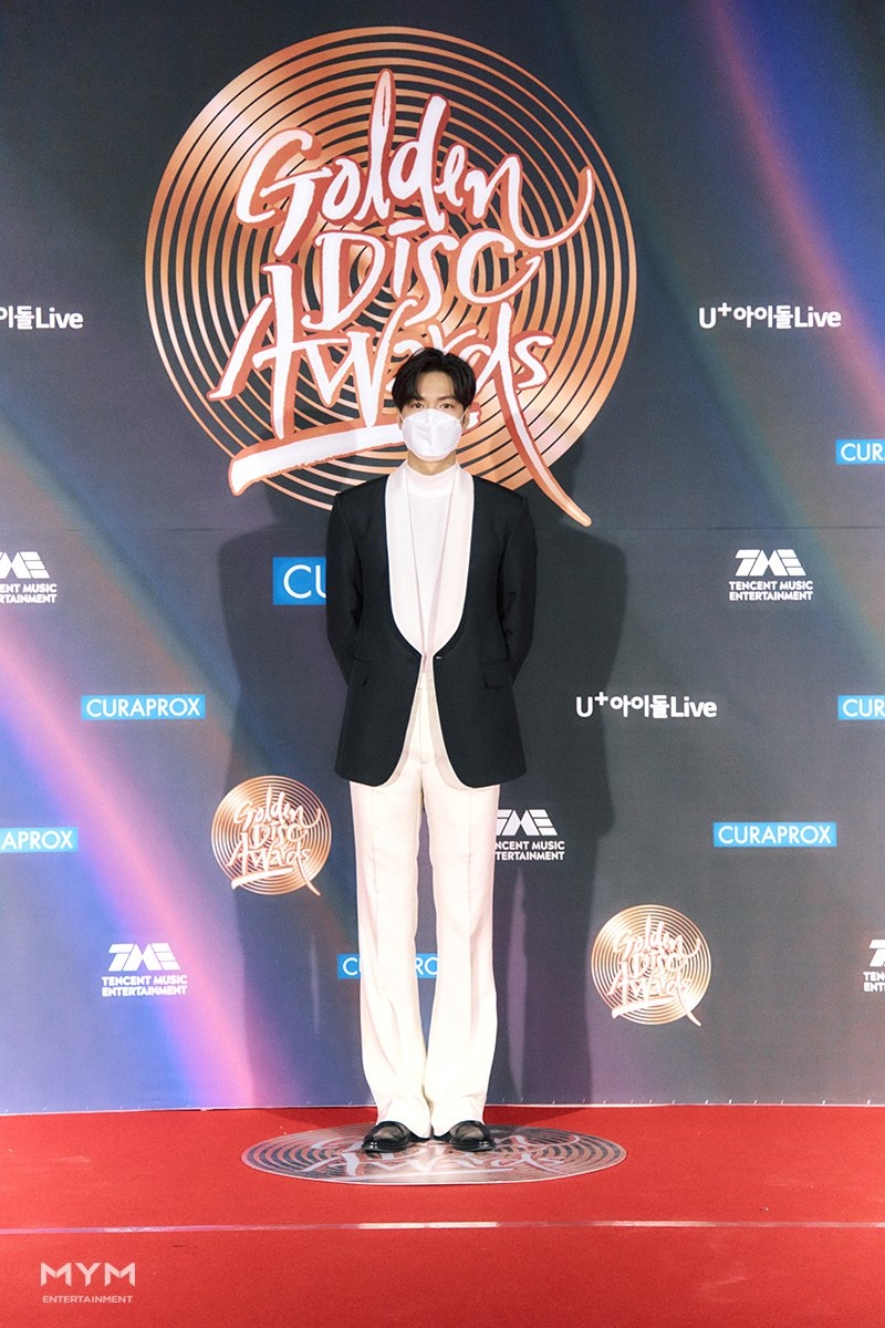 Lee Min Ho lấy lại phong độ hậu bị chê xuống sắc khi đi nhận giải phim
