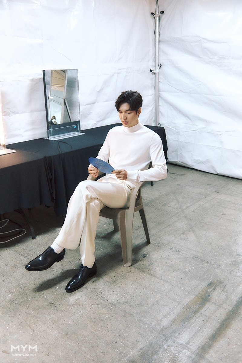 Lee Min Ho lấy lại phong độ hậu bị chê xuống sắc khi đi nhận giải phim
