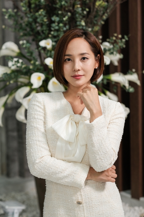 Lee Ji Ah là ngôi sao hot nhất tuần đầu tháng 1 cùng Penthouse
