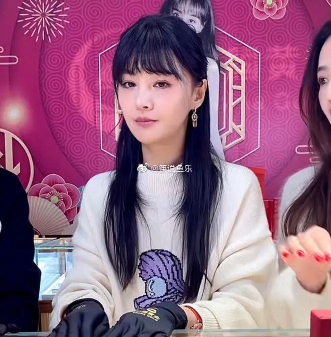 Con gái trùm công nghệ debut, Trịnh Sảng ngáp dài khi livestream
