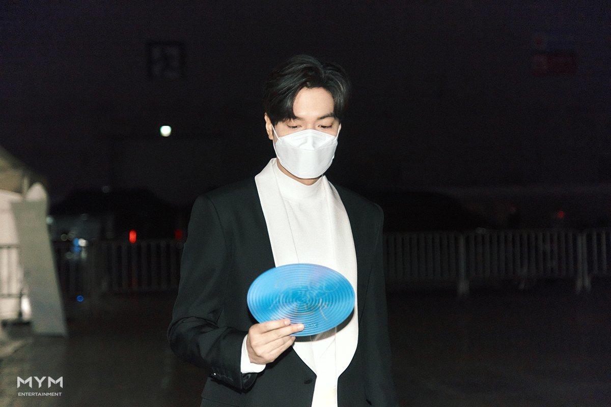 Lee Min Ho lấy lại phong độ hậu bị chê xuống sắc khi đi nhận giải phim