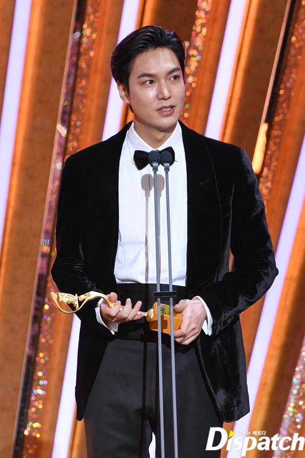 Lee Min Ho lấy lại phong độ hậu bị chê xuống sắc khi đi nhận giải phim