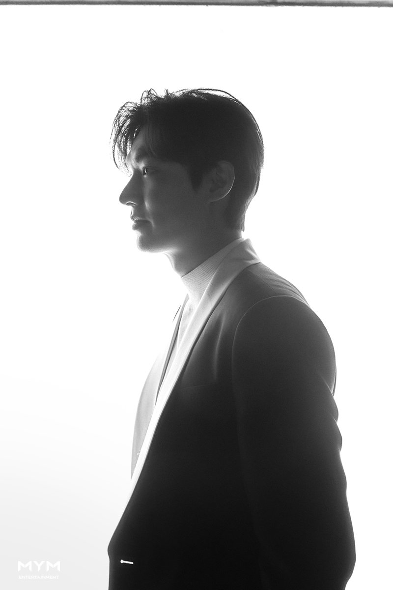 Lee Min Ho lấy lại phong độ hậu bị chê xuống sắc khi đi nhận giải phim