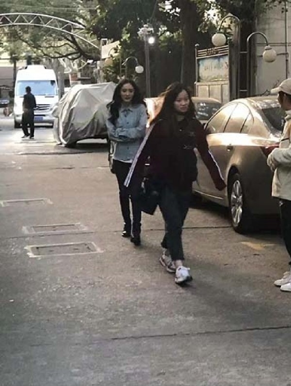 Triệu Lệ Dĩnh, Triệu Lộ Tư và sao Cbiz qua ống kính 'người đi đường'