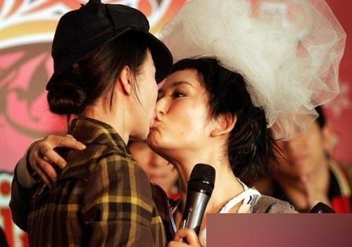 Triệu Vy và dàn sao Cbiz chẳng ngại ngần trao nụ hôn đồng giới