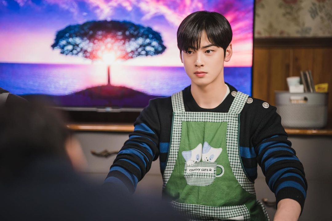 Cha Eun Woo bị ví là Kim Tae Hee bản nam, Jisoo đủ bìa 6 tạp chí lớn
