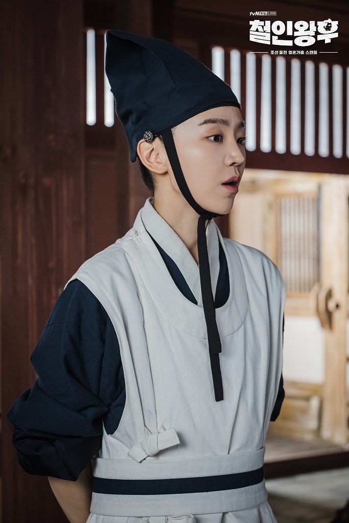 Cha Eun Woo bị ví là Kim Tae Hee bản nam, Jisoo đủ bìa 6 tạp chí lớn