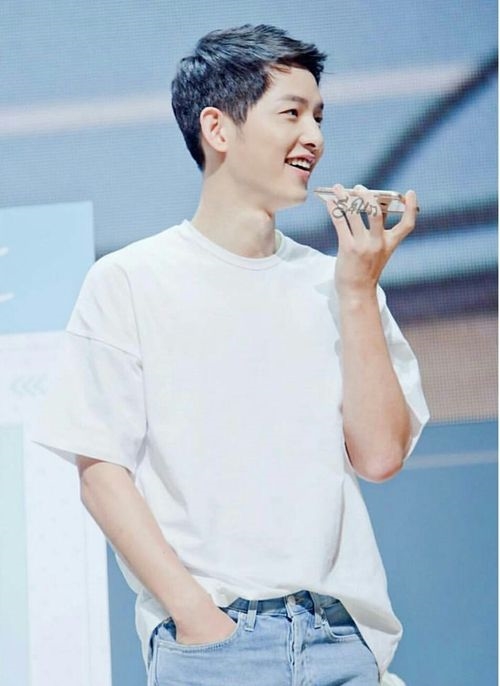 Lee Min Ho và mỹ nam Hàn trông ra sao khi diện áo phông đơn giản