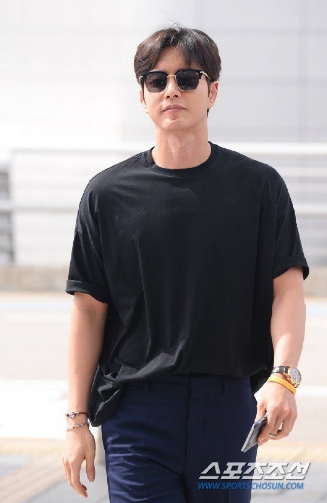 Lee Min Ho và mỹ nam Hàn trông ra sao khi diện áo phông đơn giản