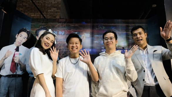 Nhã Phương bị “ném đá” vì đến trễ, Tiến Luật “mất hút” luôn