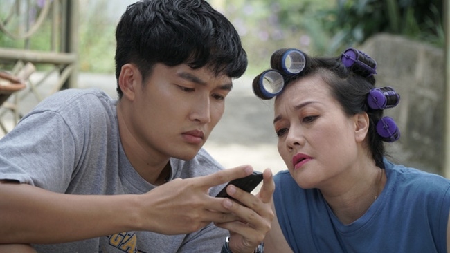 Vân Dung và dàn diễn viên Hướng Dương Ngược Nắng vấp tranh cãi
