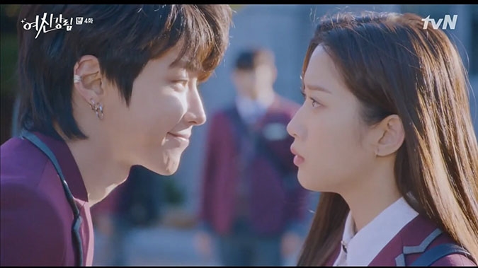 Kim Seon Ho, Jung Hae In mất bồ vì lời nguyền của chàng hậu Mr. Queen