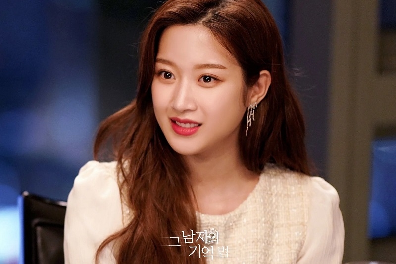 Moon Ga Young gây chú ý với vai nữ chính trong True Beauty