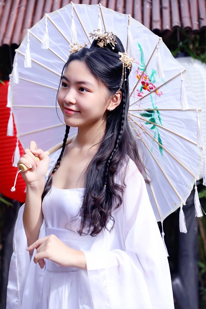 Quyền Linh khoe con gái Lọ Lem nhan sắc cực phẩm khi tham dự sự kiện