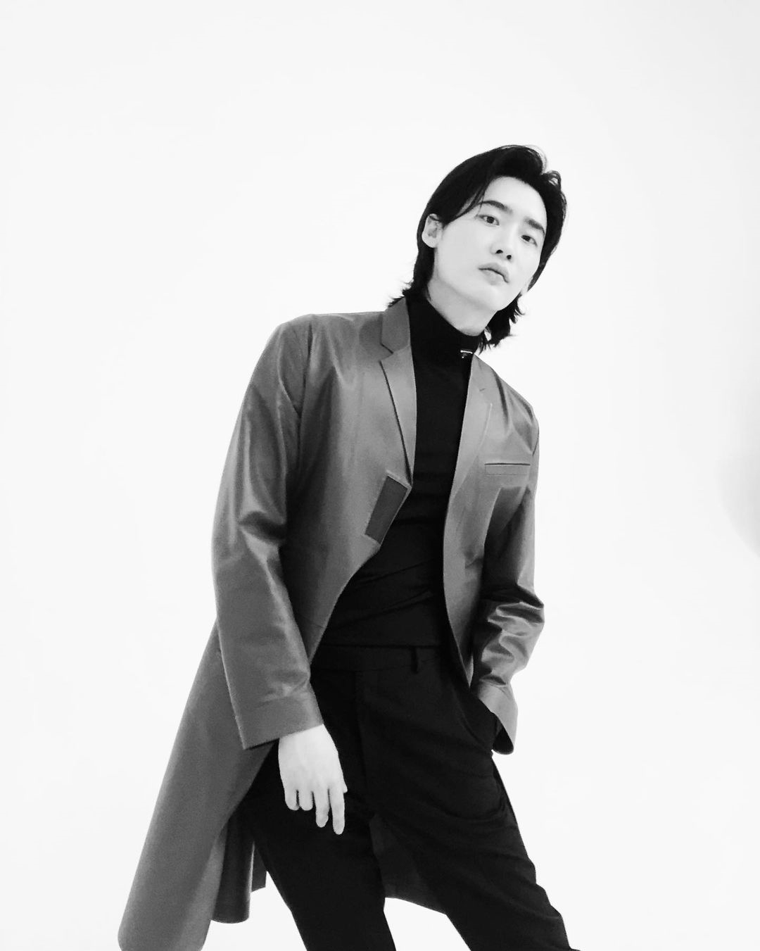 Lee Jong Suk - Kim Woo Bin cùng khoe ảnh tóc dài lãng tử 'gây sốt'