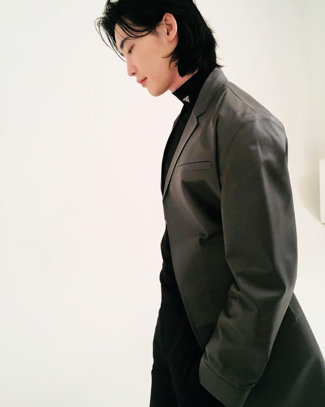 Lee Jong Suk - Kim Woo Bin cùng khoe ảnh tóc dài lãng tử 'gây sốt'