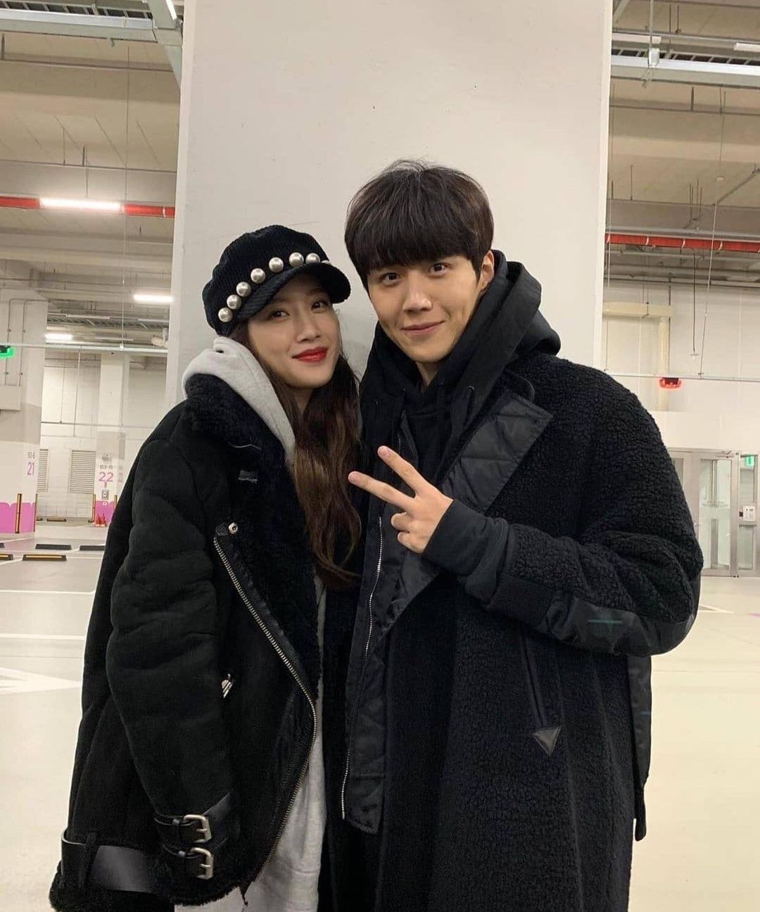 Lee Jong Suk - Kim Woo Bin cùng khoe ảnh tóc dài lãng tử 'gây sốt'