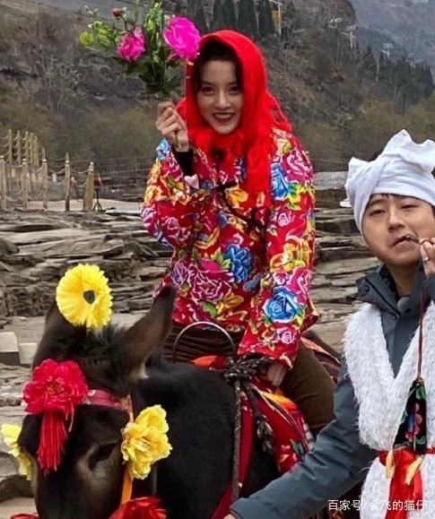 Trương Hinh Dư và dàn sao Hoa ngữ diện style 'chăn con công'