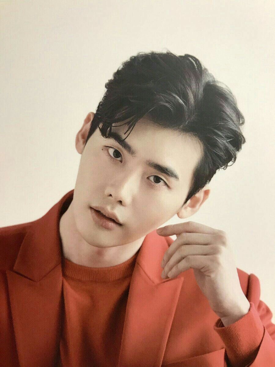 Lee Jong Suk bất ngờ bị tố yêu đương 'qua đường' với Trịnh Sảng