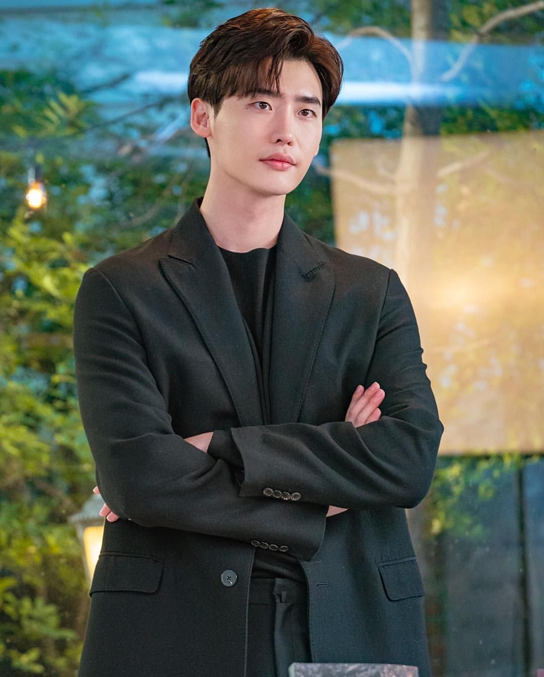 Lee Jong Suk bất ngờ bị tố yêu đương 'qua đường' với Trịnh Sảng