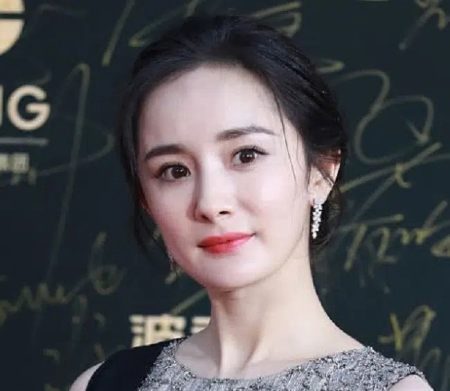 Triệu Lệ Dĩnh và dàn mỹ nhân Cbiz khi bị 'soi' cận mặt