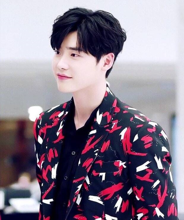 Lee Jong Suk bất ngờ bị tố yêu đương 'qua đường' với Trịnh Sảng
