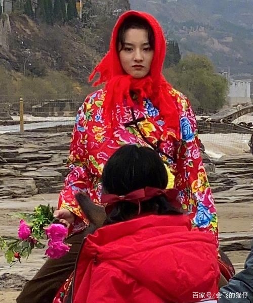 Trương Hinh Dư và dàn sao Hoa ngữ diện style 'chăn con công'