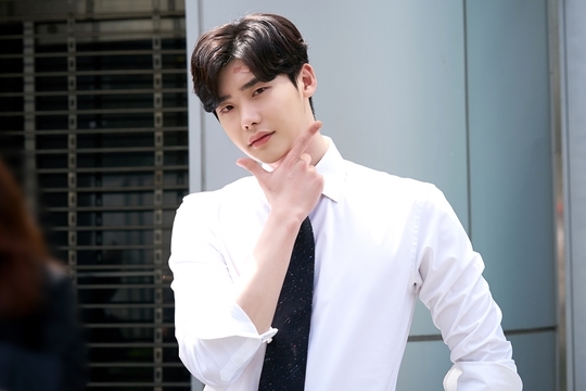 Lee Jong Suk bất ngờ bị tố yêu đương 'qua đường' với Trịnh Sảng