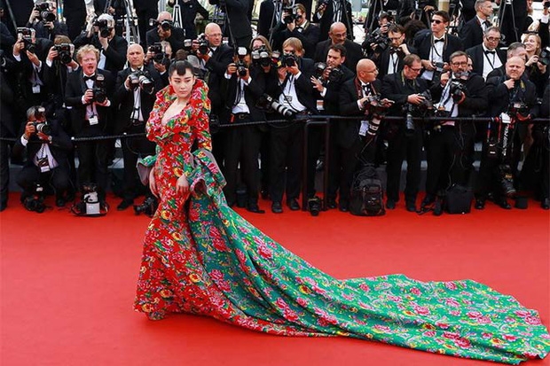 Trương Hinh Dư và dàn sao Hoa ngữ diện style 'chăn con công'