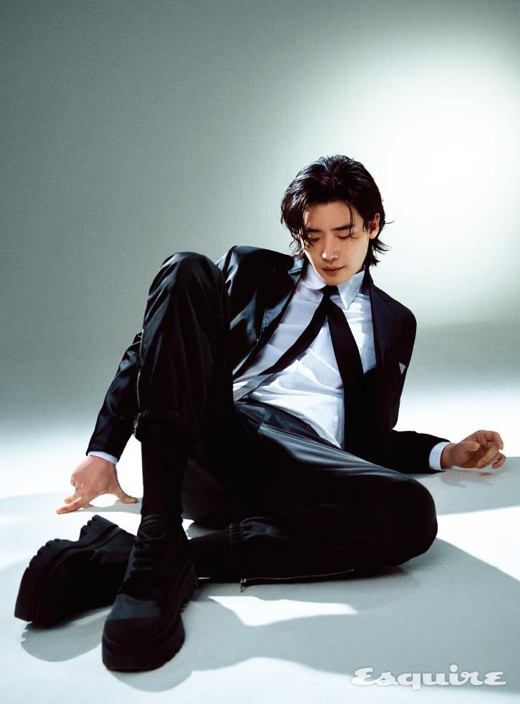 Lee Jong Suk xuất hiện cực bảnh giữa lùm xùm hẹn hò Trịnh Sảng