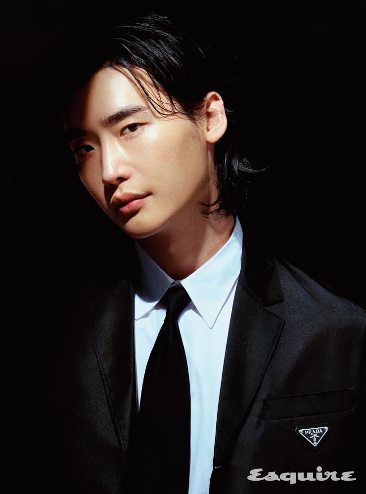 Lee Jong Suk xuất hiện cực bảnh giữa lùm xùm hẹn hò Trịnh Sảng