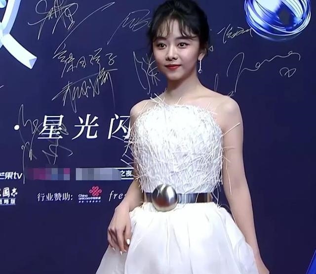 Triệu Lộ Tư, Quan Hiểu Đồng và sao Cbiz khoe nhan sắc thật đêm 19/01