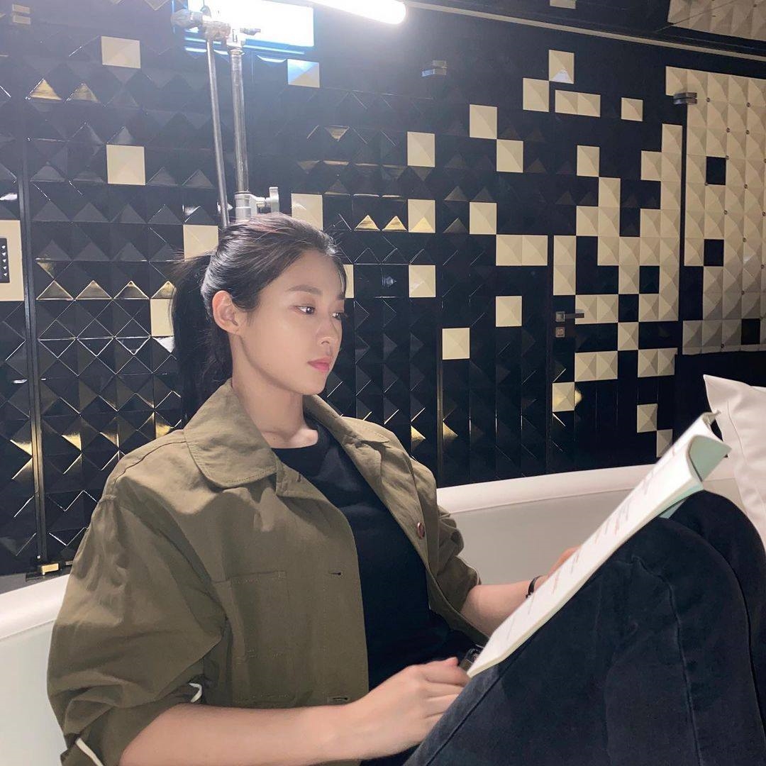 Song Joong Ki tung teaser phim mới cực ngầu; Seolhyun bị chỉ trích