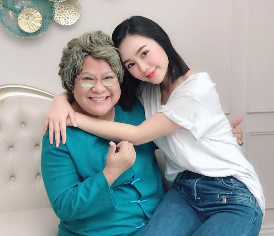 Quỳnh Nga và dàn 'em gái trà xanh' trong phim Việt