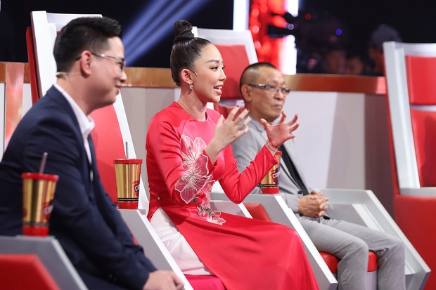 Tóc Tiên, Trấn thành và dàn giám khảo Siêu Trí Tuệ có học vấn khủng