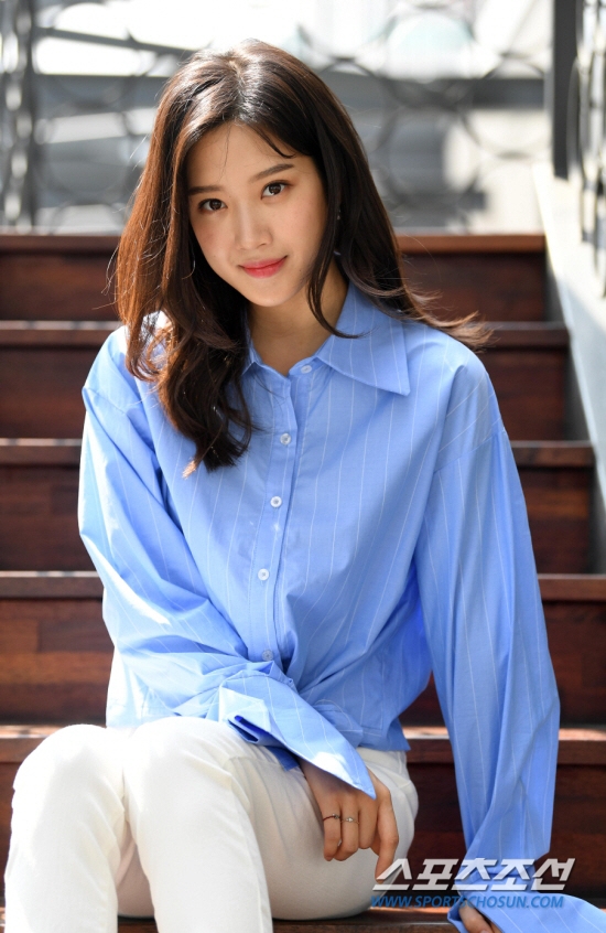 Moon Ga Young xinh đẹp thời thượng khác hẳn trong phim