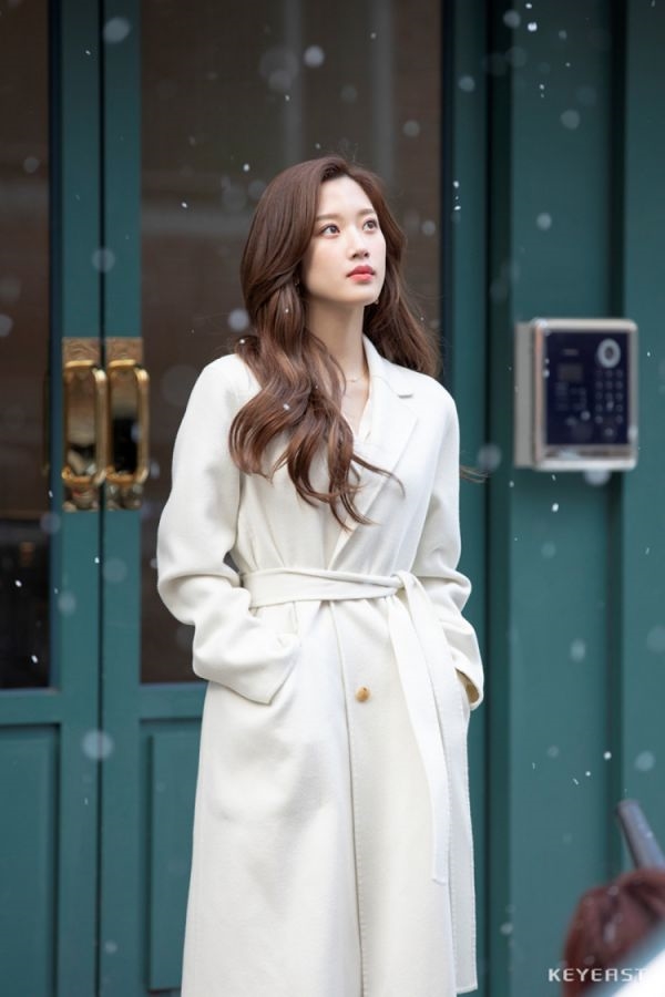 Moon Ga Young xinh đẹp thời thượng khác hẳn trong phim