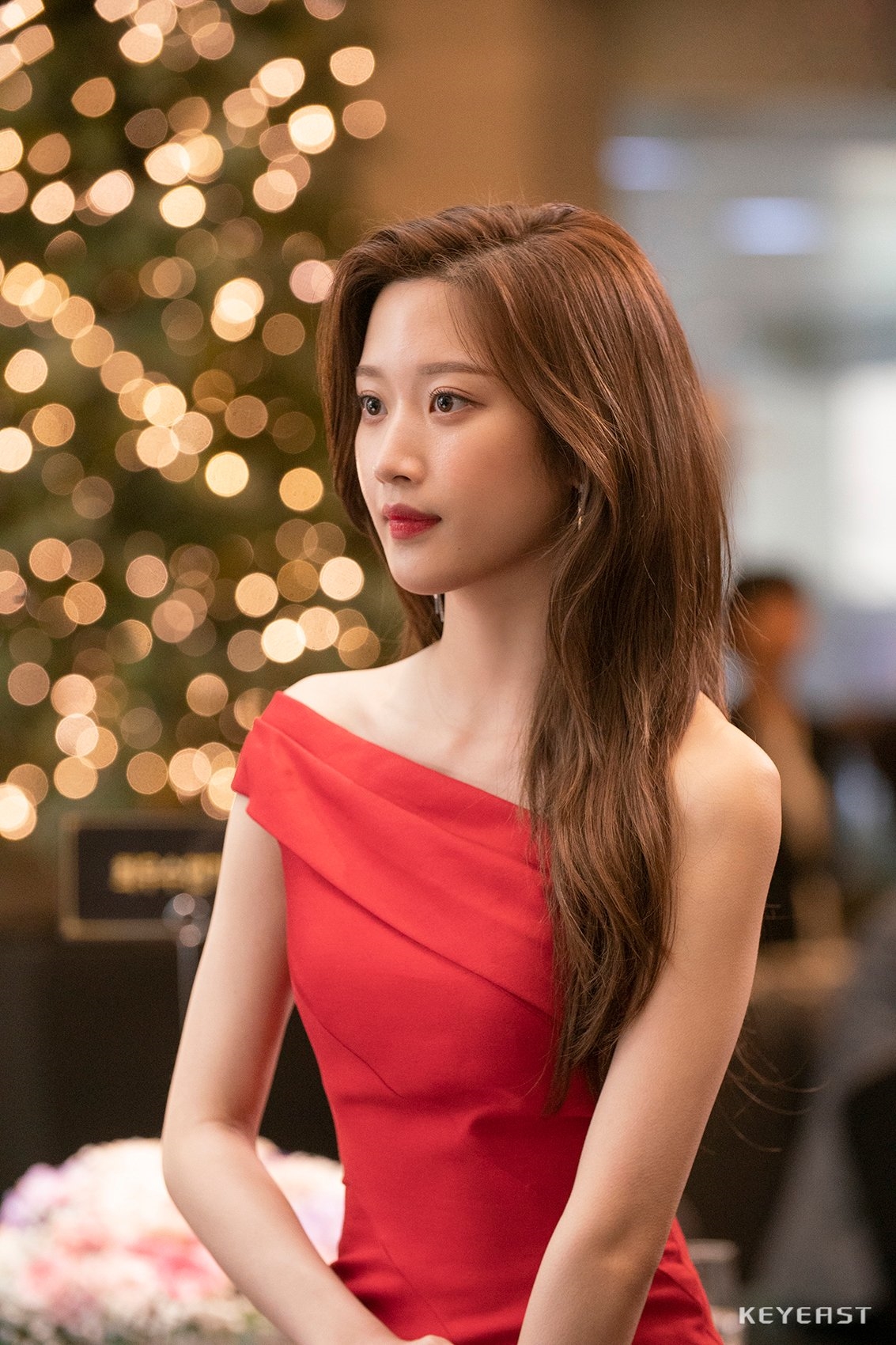 Moon Ga Young xinh đẹp thời thượng khác hẳn trong phim