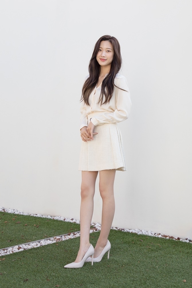 Moon Ga Young xinh đẹp thời thượng khác hẳn trong phim