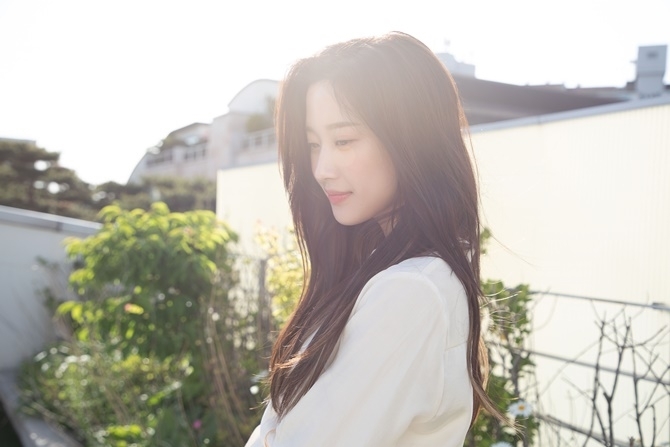 Moon Ga Young xinh đẹp thời thượng khác hẳn trong phim