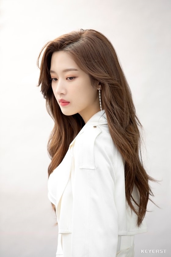Moon Ga Young xinh đẹp thời thượng khác hẳn trong phim