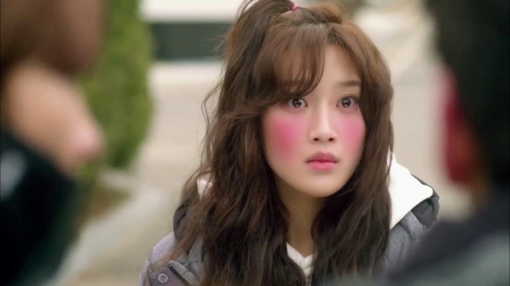 Moon Ga Young xinh đẹp thời thượng khác hẳn trong phim