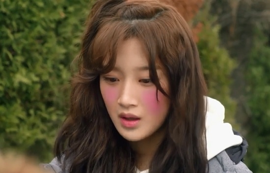 Moon Ga Young xinh đẹp thời thượng khác hẳn trong phim