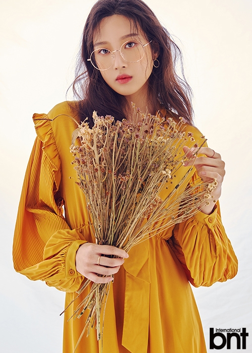 Moon Ga Young xinh đẹp thời thượng khác hẳn trong phim
