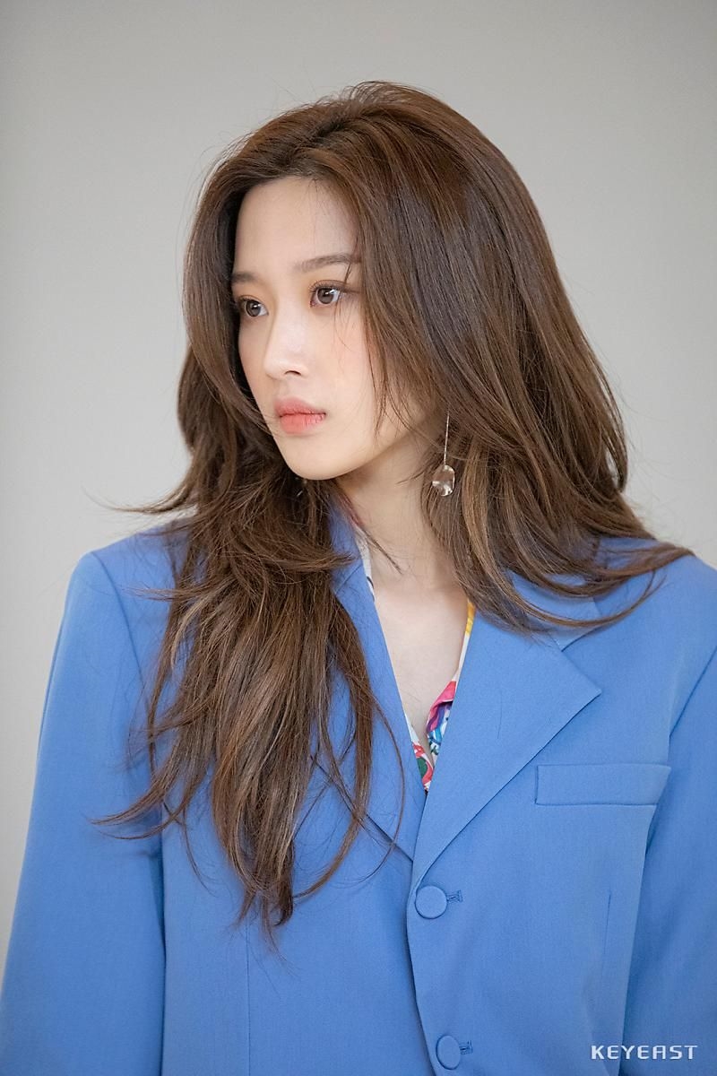 Moon Ga Young xinh đẹp thời thượng khác hẳn trong phim