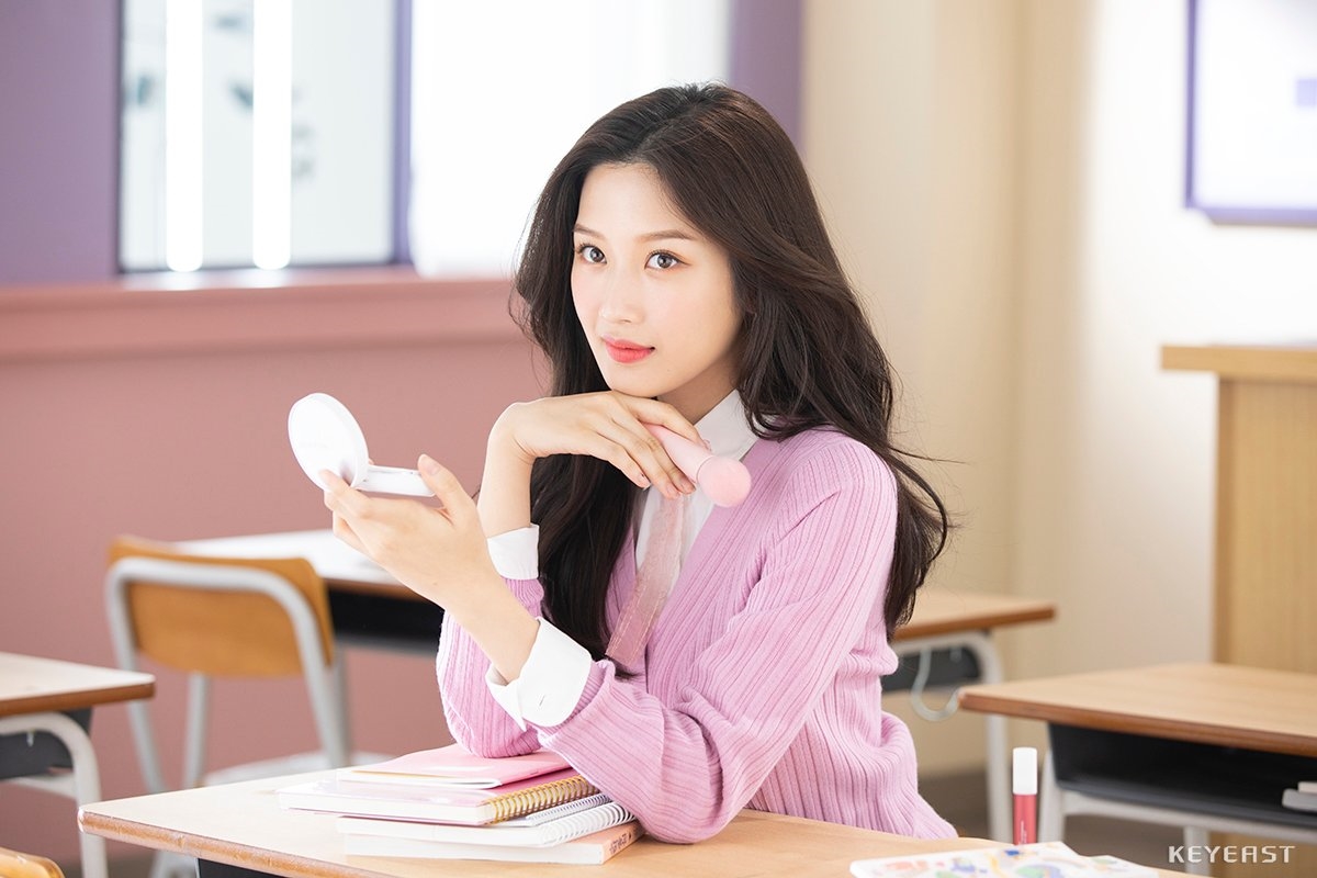 Moon Ga Young xinh đẹp thời thượng khác hẳn trong phim