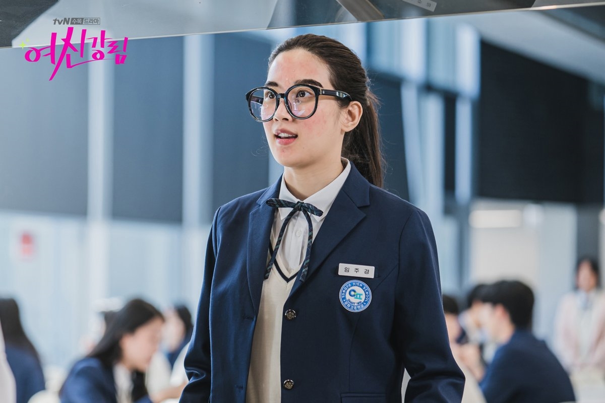 Moon Ga Young xinh đẹp thời thượng khác hẳn trong phim